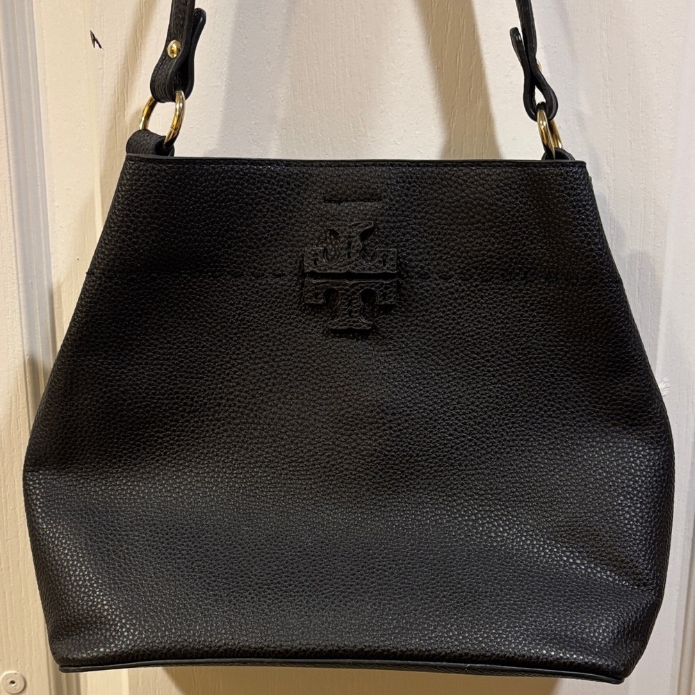 BLACK PEBBLED FAUX LEATHER HANDBAG/CROSSBODY T DESIGN GOLD TONED HARDWARE